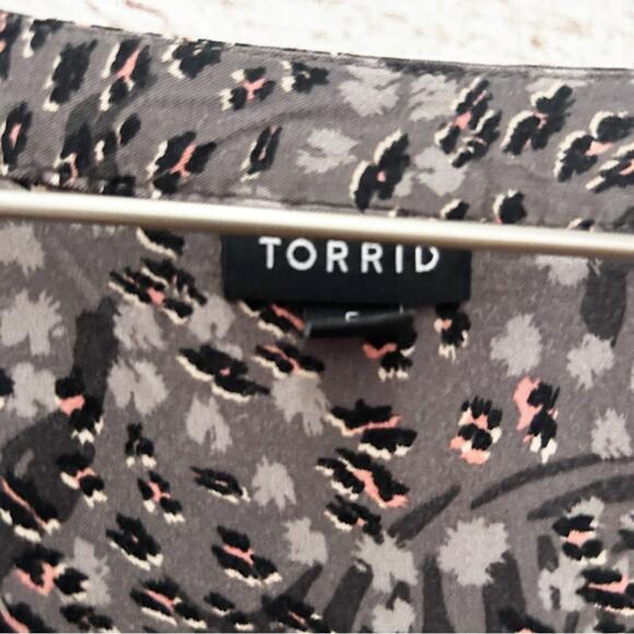 TORRID Leopard Cheetah Animal Print Blouse Sz 5 - Picture 3 of 5